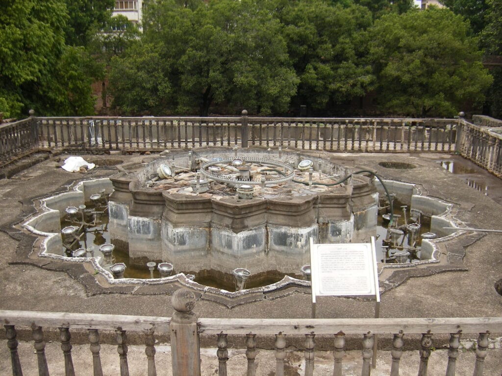 Hazari Karanje - Old style fountains