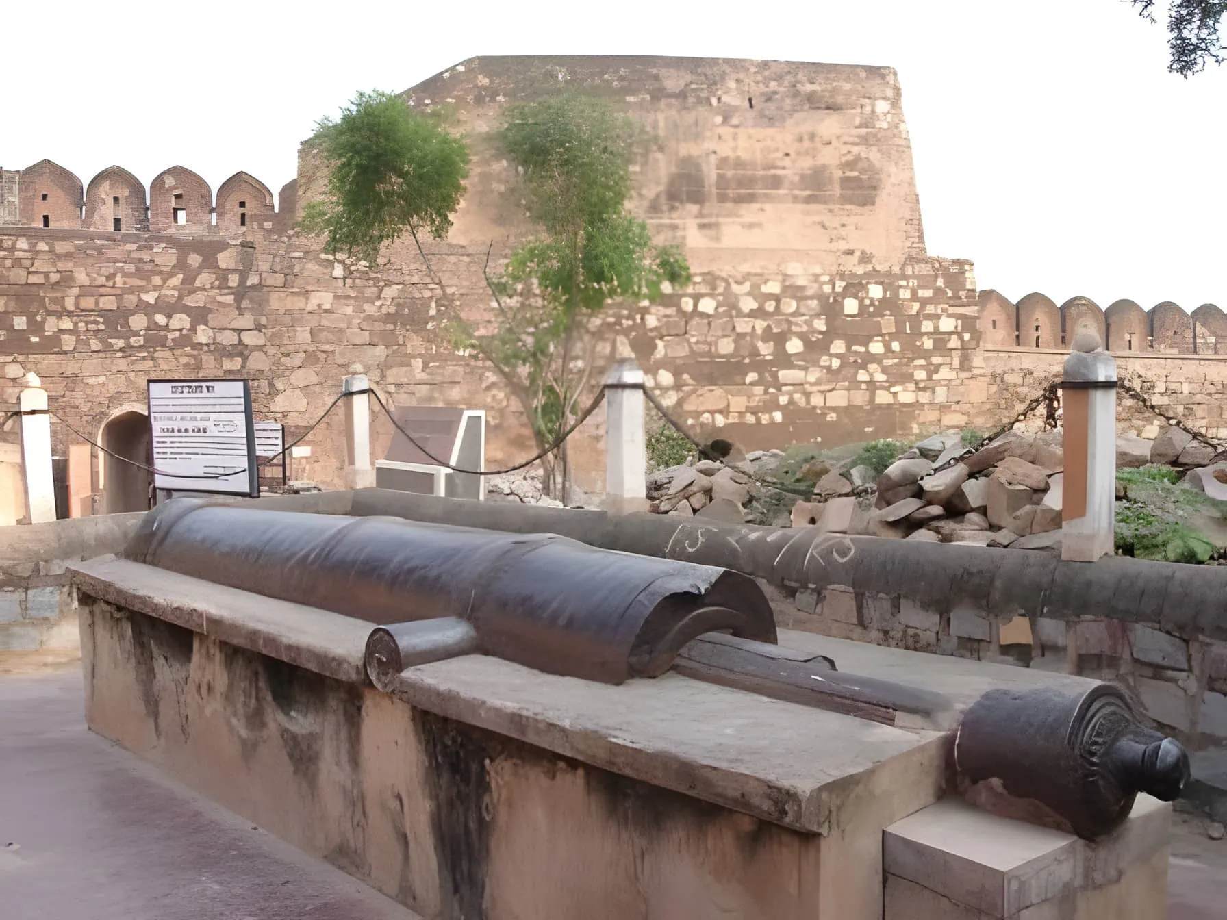 Cannon on Jhansi fort named as Kadak Bijli