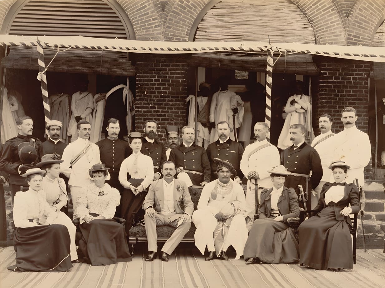 ईसवी १८९४ में कोल्हापुर के १९ वर्षीय शाहू महाराज की ब्रिटिश निवासियों और उनके कर्मचारियों से मुलाकात की तस्वीर