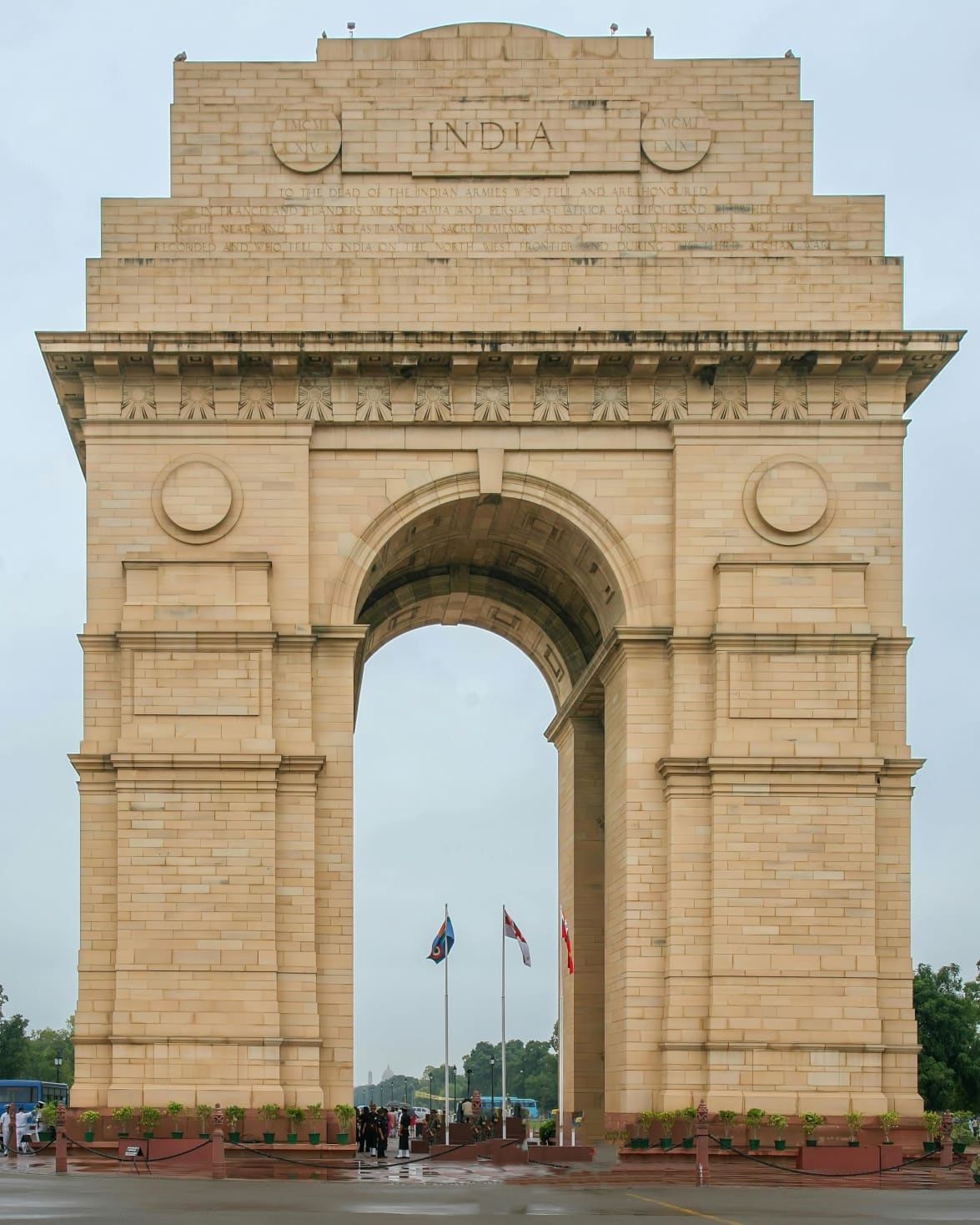 इंडिया गेट - पहिल्या विश्वयुद्धात शहीद झालेल्या हुतात्म्यांच्या स्मरणार्थ बांधलेले स्मारक