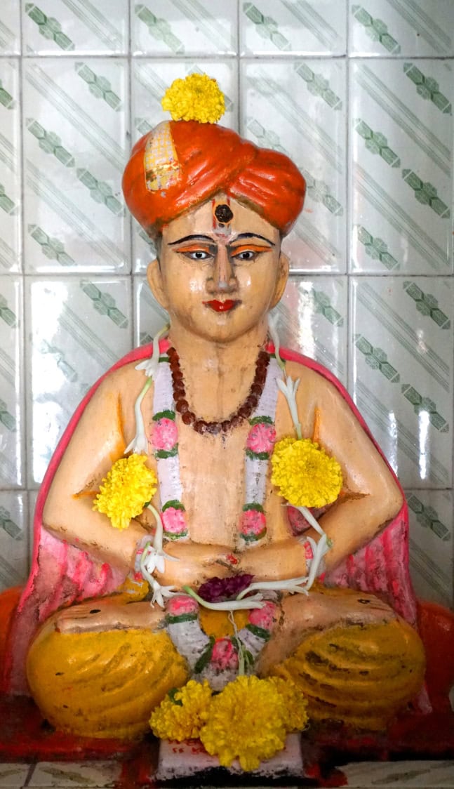 मंदिर में मालाओं से सजाई हुई संत ज्ञानेश्वर की मूर्ति